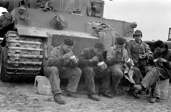 Название: tiger 1 tankers eating 2.jpg
Просмотров: 1455

Размер: 67.8 Кб